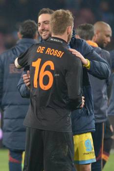 Higuain saluta De Rossi a fine partita. Ansa